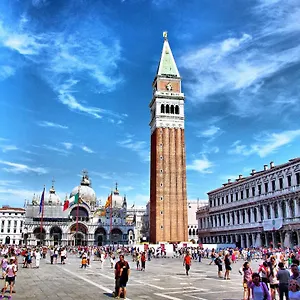 Raggio Di Sole Dietro Piazza San Marco Venedig